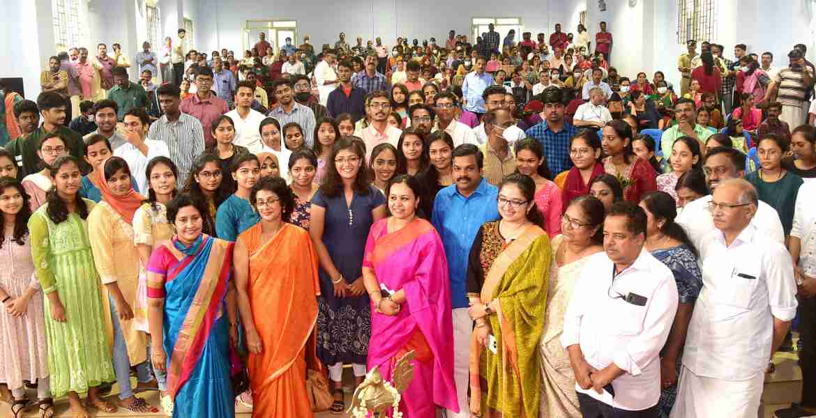കോന്നി ഗവ. മെഡിക്കല്‍ കോളേജിലെ ആദ്യ ബാച്ച് എംബിബിഎസ് പ്രവേശനോത്സവത്തില്‍ ആരോഗ്യ വകുപ്പ് മന്ത്രി വീണാ ജോര്‍ജ്, അഡ്വ.കെ.യു ജനീഷ് കുമാര്‍ എംഎല്‍എ, ജില്ലാ കളക്ടര്‍ ഡോ.ദിവ്യഎസ്.അയ്യര്‍ എന്നിവര്‍ വിദ്യാര്‍ഥികള്‍ക്കൊപ്പം