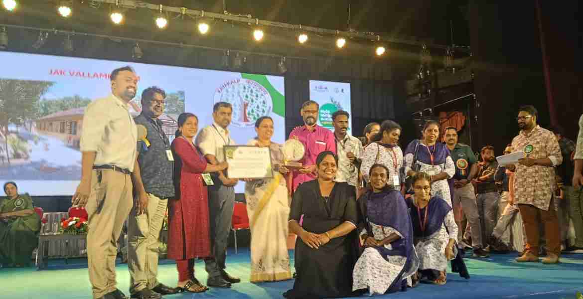 മന്ത്രി വീണാ ജോര്‍ജില്‍ നിന്ന് കായകല്‍പ്പ് പുരസ്‌കാരം ഇരവിപേരൂര്‍ ഗ്രാമപഞ്ചായത്ത് പ്രസിഡന്റിന്റെ നേതൃത്വത്തില്‍  ഏറ്റുവാങ്ങുന്നു