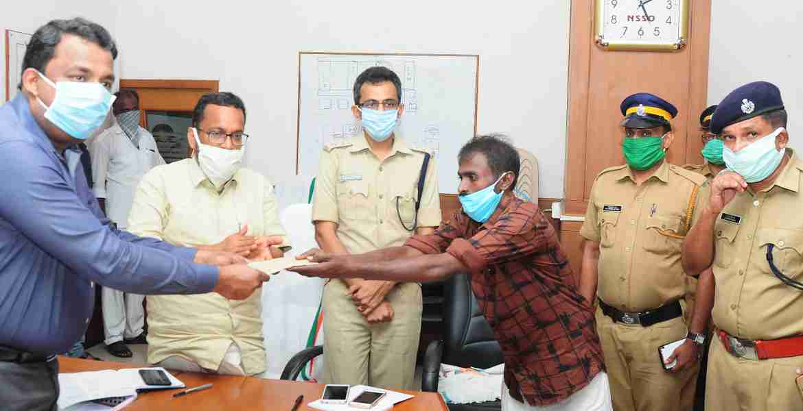 വിയ്യൂർ ജില്ലാ ജയിലിലെ വിചാരണ തടവുകാരന്റെ വക പതിനായിരം രൂപയുടെ സംഭാവന 