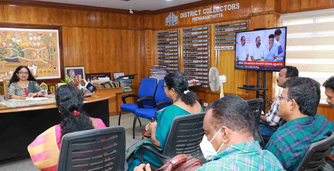 ഡിജിറ്റല്‍ റിസര്‍വേ യോഗത്തില്‍ ജില്ലാ കളക്ടര്‍ ഡോ. ദിവ്യ എസ് അയ്യര്‍ സംസാരിക്കുന്നു