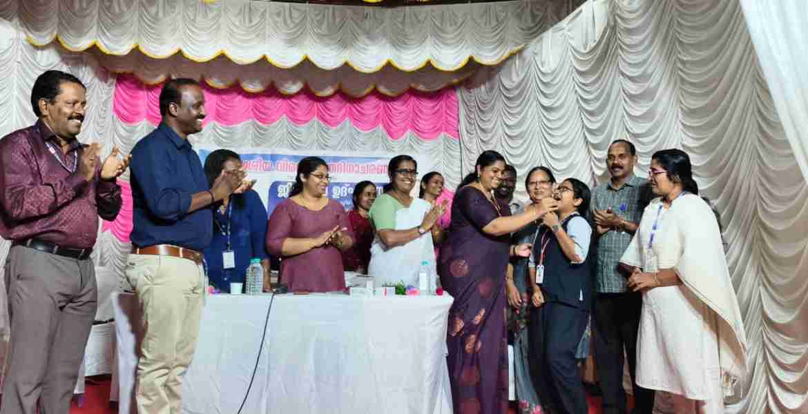 റാന്നി ബ്ലോക്ക് പഞ്ചായത്ത് പ്രസിഡന്റ് സോണിയ മനോജ് വെച്ചൂച്ചിറ ഉന്നതി സര്‍ക്കാര്‍ ഹയര്‍ സെക്കന്‍ഡറി സ്‌കൂളില്‍ കുട്ടികള്‍ക്ക് വിര ഗുളിക നല്‍കുന്നു