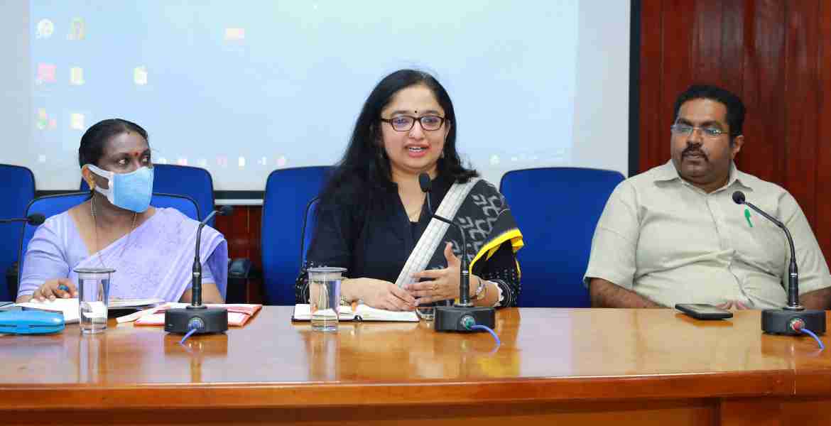 ഫോട്ടോ അടിക്കുറിപ്പ്  -അവലോകന യോഗം -ക്ഷയരോഗ നിര്‍മാര്‍ജന പ്രവര്‍ത്തനങ്ങളുമായി ബന്ധപ്പെട്ട് കളക്ടറേറ്റ് കോണ്‍ഫറന്‍സ് ഹാളില്‍ ചേര്‍ന്ന അവലോകന യോഗത്തില്‍ ജില്ലാ കളക്ടര്‍ ഡോ. ദിവ്യ എസ് അയ്യര്‍ അധ്യക്ഷത വഹിച്ചു സംസാരിക്കുന്നു.