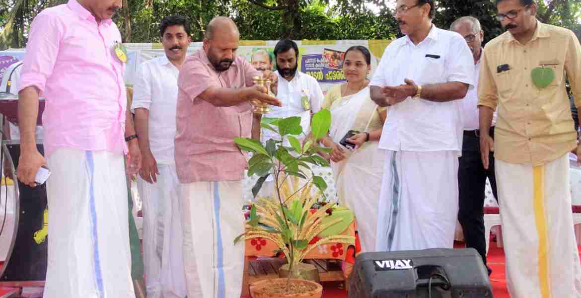 തില്ലങ്കേരി ഗ്രാമപഞ്ചായത്ത് സമ്പൂര്‍ണ്ണ തരിശുരഹിത ഗ്രാമപ്രഖ്യാപനം കൃഷി വകുപ്പ് മന്ത്രി വി എസ് സുനില്‍കുമാര്‍ നിര്‍വഹിക്കുന്നു