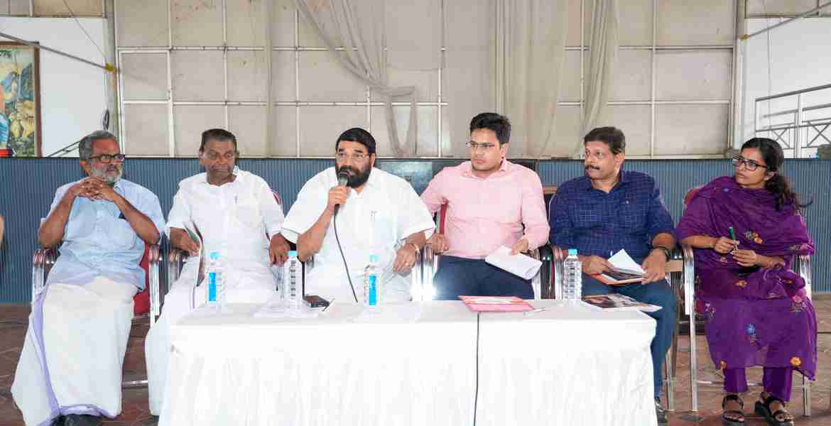 തിരുനക്കര മഹാദേവക്ഷേത്രത്തിലെ ഉത്സവവുമായി ബന്ധപ്പെട്ടു വിവിധ വകുപ്പുകളുടെ നേതൃത്വത്തിലുള്ള ഒരുക്കങ്ങൾ വിലയിരുത്തുന്നതിനായി ചേർന്ന യോഗത്തിൽ മന്ത്രി വി.എൻ. വാസവൻ സംസാരിക്കുന്നു.