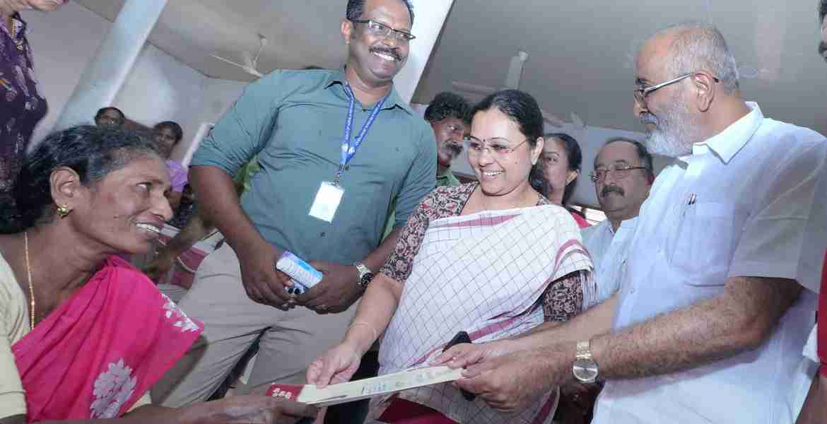  തിരുവല്ല വി ജി എം ഹാളില്‍  മന്ത്രി വീണാ ജോര്‍ജും മാത്യൂ ടി തോമസ് എംഎല്‍എ യും ഗുണഭോക്താക്കള്‍ക്ക് പട്ടയം വിതരണം ചെയ്യുന്നു