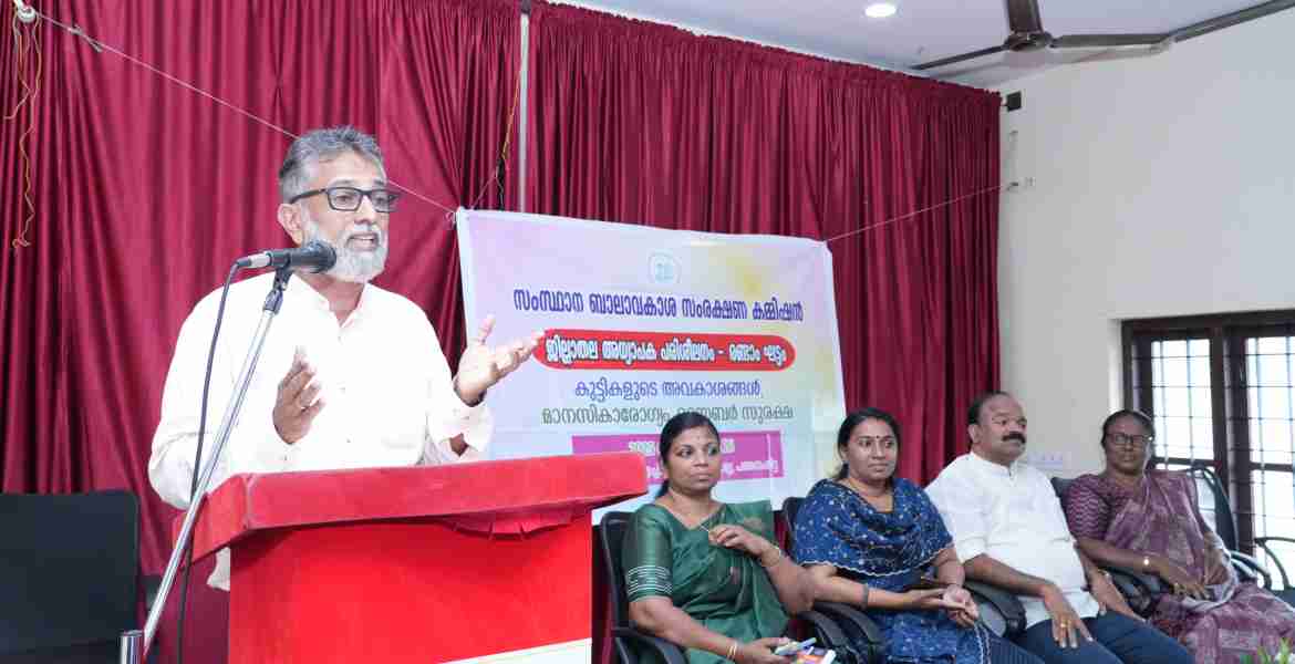 ഹൈസ്‌കൂള്‍ അധ്യാപകര്‍ക്കുള്ള ഏകദിന ജില്ലാതല പരിശീലനം  തിരുവല്ല എസ്.സി.എസ് ഹയര്‍ സെക്കന്‍ഡറി സ്‌കൂളില്‍ ബാലാവകാശ സംരക്ഷണ കമ്മീഷന്‍ അംഗം കെ.കെ ഷാജു ഉദ്ഘാടനം ചെയ്യുന്നു