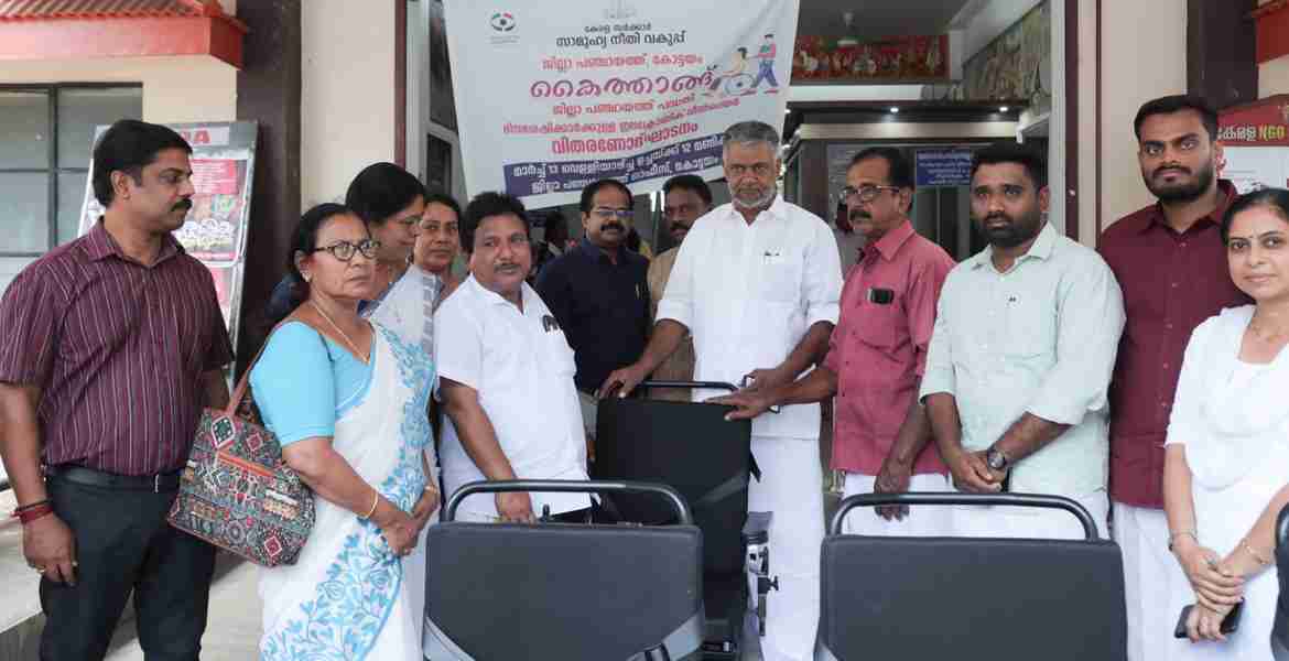 ഭിന്നശേഷിക്കാർക്ക് മുച്ചക്ര വാഹനം വിതരണം ചെയ്യുന്ന പദ്ധതിയുടെ ഉദ്ഘാടനം ജില്ലാ പഞ്ചായത്ത് പ്രസിഡന്റ് ജോഷി ഫിലിപ്പ് നിർവഹിക്കുന്നു.