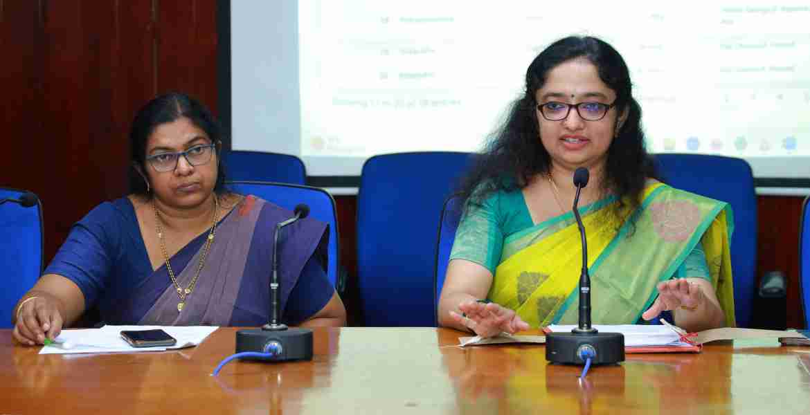 കരുതലും കൈതാങ്ങും താലൂക്ക് തല അദാലത്തുമായി ബന്ധപ്പെട്ട് കളക്ടറേറ്റ് കോണ്‍ഫറന്‍സ് ഹാളില്‍ നടന്ന വകുപ്പ് മേധാവികളുടെ പരിശീലനത്തില്‍ ജില്ലാ കളക്ടര്‍  ഡോ. ദിവ്യ എസ് അയ്യര്‍ സംസാരിക്കുന്നു.