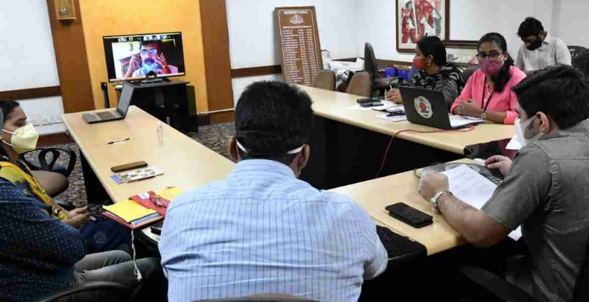 ജില്ല ദുരന്ത നിവാരണ അതോറിറ്റിയുടെയും കിലയുടെയും നേതൃത്വത്തില്‍ തദ്ദേശ സ്വയം ഭരണ സ്ഥാപനങ്ങളിലെ ഭരണ നിര്‍വ്വഹണ സമിതി അംഗങ്ങള്‍ക്ക് നല്‍കിയ പരിശീലന പരിപാടിയില്‍ ജില്ല കളക്ടര്‍ എസ് സുഹാസ് സംസാരിക്കുന്നു.