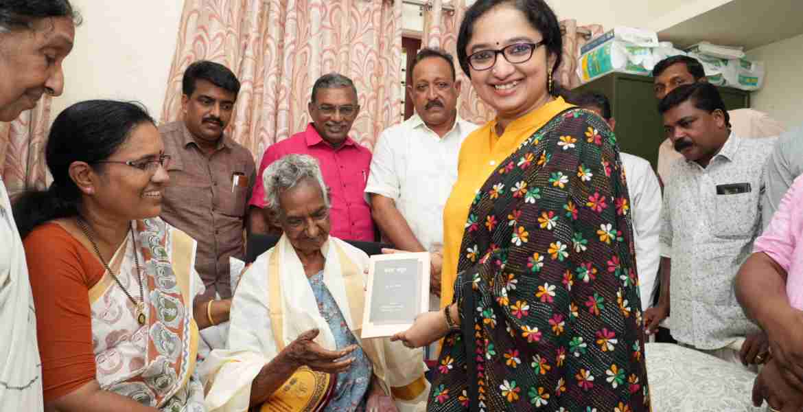 സ്വാതന്ത്ര്യസമര സേനാനി കോഴഞ്ചേരി ഈസ്റ്റ് ശ്യാം നിവാസില്‍ ടി.എസ്. പൊന്നമ്മയെ ജില്ലാ കളക്ടര്‍ ഡോ. ദിവ്യ എസ് അയ്യര്‍ ആദരിക്കുന്നു.