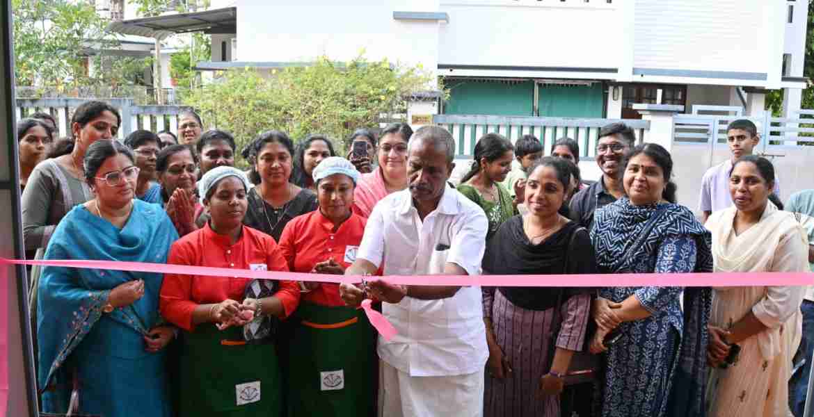 തിരുവല്ലയില്‍ ആരംഭിച്ച കുടുംബശ്രീ മീറ്റ് പോയിന്റ് ടേക്ക് എവേ കൗണ്ടര്‍ നഗരസഭ വൈസ് ചെയര്‍മാന്‍ കെ വി വര്‍ഗീസ് ഉദ്ഘാടനം ചെയ്യുന്നു.