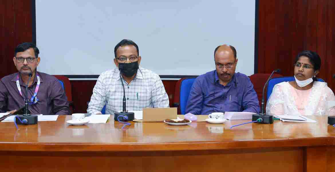 ഒരുലക്ഷം തൊഴില്‍ അവസരങ്ങള്‍ ഒരുക്കുന്നതിന്റെ ഭാഗമായി കളക്ട്രേറ്റില്‍ എഡിഎം ബി. രാധാകൃഷ്ണന്റെ അധ്യക്ഷതയില്‍ യോഗം ചേര്‍ന്നപ്പോള്‍