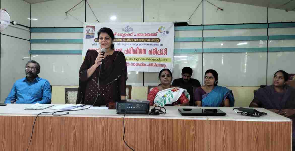 എംജിഎന്‍ആര്‍ഇജിഎസ് മേറ്റ് മാര്‍ക്കുള്ള പരിശീലനോദ്ഘാടനം പുളിക്കീഴ് ബ്ലോക്ക് പഞ്ചായത്ത് പ്രസിഡന്റ് അഡ്വ .വിജി നൈനാന്‍ നിര്‍വഹിക്കുന്നു