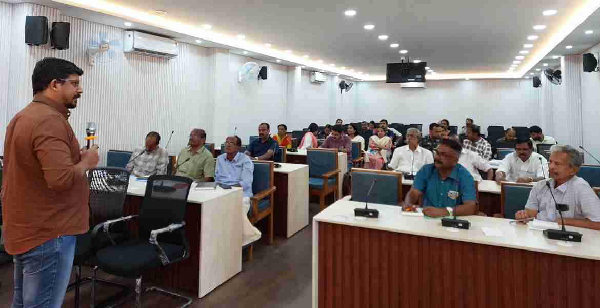 നിയമസഭ തിരഞ്ഞെടുപ്പിന്റെ ചെലവ് നിരീക്ഷണവുമായി ബന്ധപ്പെട്ട് സ്ഥാനാര്‍ഥികളുടെ ഏജന്റുമാര്‍ക്ക് കലക്ടറേറ്റ് കോണ്‍ഫറന്‍സ് ഹാളില്‍ സംഘടിപ്പിച്ച പരിശീലന പരിപാടി
