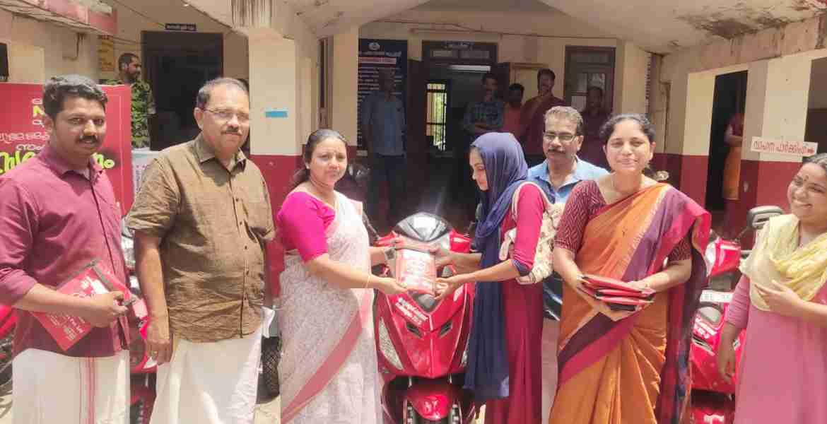 ഫോട്ടോ അടിക്കുറിപ്പ്: ട്രൈ സ്‌കൂട്ടര്‍- മല്ലപ്പള്ളി ബ്ലോക്ക് പഞ്ചായത്ത് ട്രൈ സ്‌കൂട്ടര്‍ വിതരണം ബ്ലോക്ക് പഞ്ചായത്ത് പ്രസിഡന്റ് ബിന്ദു ചന്ദ്രമോഹന്‍ നിര്‍വഹിക്കുന്നു