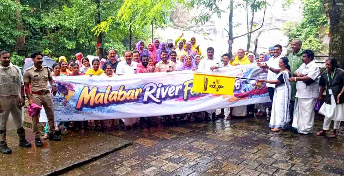 മലബാര്‍ റിവര്‍ ഫെസ്റ്റിവലിന്റെ പ്രചാരണാര്‍ഥം സംഘടിപ്പിച്ച ട്രക്കിങ് കോടഞ്ചേരി ഗ്രാമപഞ്ചായത്ത് പ്രസിഡന്റ് അന്നക്കുട്ടി ദേവസ്യ ഫ്‌ളാഗ് ഓഫ് ചെയ്യുന്നു