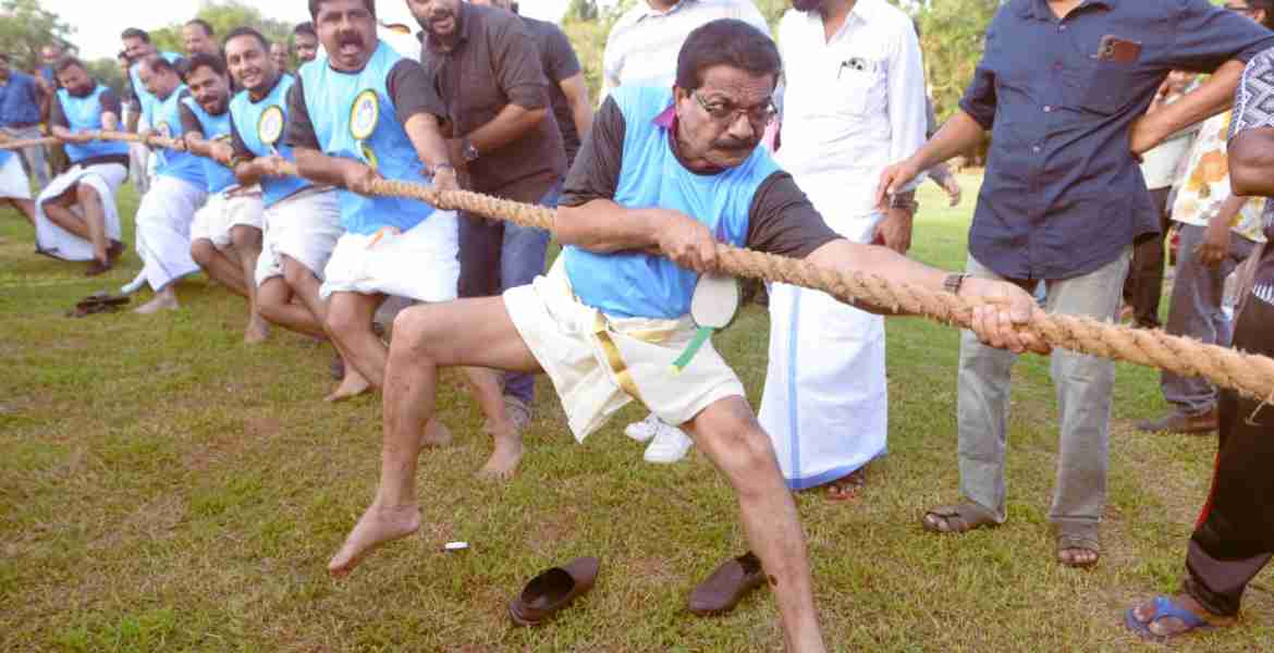 ഓണാഘോഷത്തിന്റെ ഭാഗമായി കോഴിക്കോട് മാനാഞ്ചിറയില്‍ നടന്ന ജനപ്രതിനിധികളുടെ വടംവലി മത്സരത്തില്‍നിന്ന്