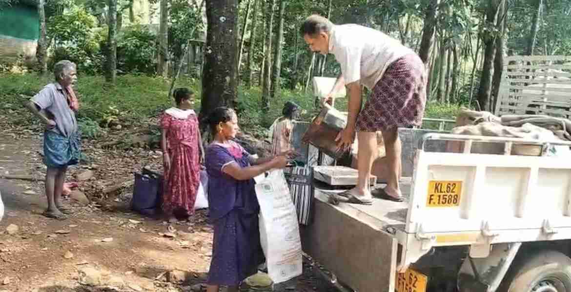 ആദിവാസി ഉന്നതികളില്‍ റേഷന്‍ നേരിട്ട് എത്തിക്കുന്ന ഭക്ഷ്യപൊതുവിതരണ വകുപ്പിന്റെ 'സഞ്ചരിക്കുന്ന റേഷന്‍കട'
