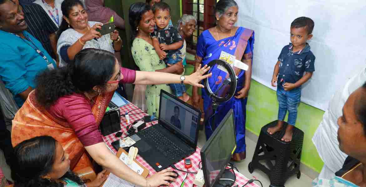 നാറാണംമൂഴി ഗ്രാമ പഞ്ചായത്തിലെ കുരുമ്പന്‍മൂഴി ആദിവാസി  സങ്കേതത്തിലെ പട്ടിക വര്‍ഗ വിഭാഗങ്ങള്‍ക്ക് ആധികാരിക സിര്‍ട്ടിഫിക്കറ്റകള്‍ നല്‍കുന്നതിന് സംഘടിപ്പിച്ച എബിസിഡി ക്യാമ്പില്‍ ആധാര്‍ ലഭ്യമാക്കുന്നതിന്റെ ഭാഗമായി പനമൂട്ടില്‍ ദീപയുടെ മകന്‍ നാല് വയസുള്ള വൈഷ്ണവിന്റെ ഫോട്ടോ എടുക്കുന്ന ജില്ലാ കളക്ടര്‍ ഡോ. ദിവ്യ എസ് അയ്യര്‍.