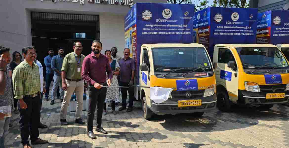 കേന്ദ്ര തിരഞ്ഞെടുപ്പ് കമ്മീഷന്‍ സജ്ജീകരിച്ച ഡെമോണ്‍സ്‌ട്രേഷന്‍ വാന്‍ കലക്ടറേറ്റ് അങ്കണത്തില്‍ ജില്ലാ കലക്ടര്‍ എസ് പ്രേം കൃഷ്ണന്‍ ഫ്‌ളാഗ് ഓഫ് ചെയ്യുന്നു