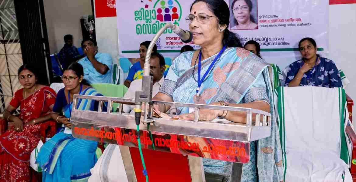 സാമൂഹ്യ മാധ്യമങ്ങളുടെ ഉപയോഗം സ്ത്രീകള്‍ ഉള്‍പ്പെടെയുള്ളവര്‍ ജാഗ്രതയോടെ കൈകാര്യം ചെയ്യണമെന്ന് ഓര്‍മ്മിപ്പിച്ച് വനിതാ കമ്മീഷന്റെ  ജില്ലാതല വനിതാ സെമിനാര്‍ നടന്നു. ചാണപ്പാറ സ•ാര്‍ഗ്ഗദായിനി സ്മാരക വായനശാലയില്‍ വനിതാ കമ്മീഷന്‍ അംഗം ഇന്ദിരാ രവീന്ദ്രന്‍ ഉദ്ഘാടനം ചെയ്തു. സാമൂഹ്യ മാധ്യമങ്ങളുടെ തെറ്റായ ഉപയോഗം കുടുംബബന്ധങ്ങള്‍ ശിഥിലമാക്കുന്നതിനും  ജീവനെടുക്കുന്നതിനുള്‍പ്പടെ കാരണമാകുന്നു. ലിംഗ നീതിയും സമത്വവും സ്ത്രീകളുടെ അവകാശമാണ്. വിദ്യാഭ്യാസത്തിലൂടെ നേടിയ അറിവും അനുഭവവും സ്ത്രീ സമൂഹത്തിന്റെ പുരോഗതിക്കായി ഉപയോഗിക്കാന