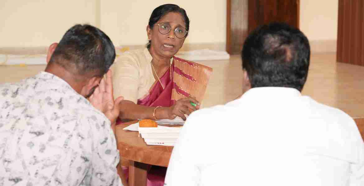 തിരുവല്ല മാമ്മന്‍ മത്തായി നഗര്‍ ഹാളില്‍ നടന്ന വനിതാ കമ്മിഷന്‍ ജില്ലാതല അദാലത്തില്‍ അഡ്വ. എലിസബത്ത് മാമ്മന്‍ മത്തായി പരാതികള്‍ കേള്‍ക്കുന്നു