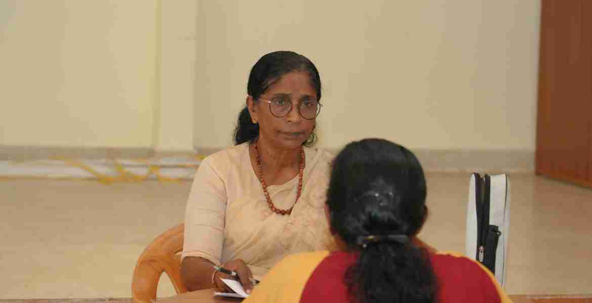 തിരുവല്ല മാമ്മന്‍ മത്തായി നഗര്‍ ഹാളില്‍ നടന്ന വനിതാ കമ്മിഷന്‍ ജില്ലാതല അദാലത്തില്‍ അഡ്വ. എലിസബത്ത് മാമ്മന്‍ മത്തായി പരാതി കേള്‍ക്കുന്നു