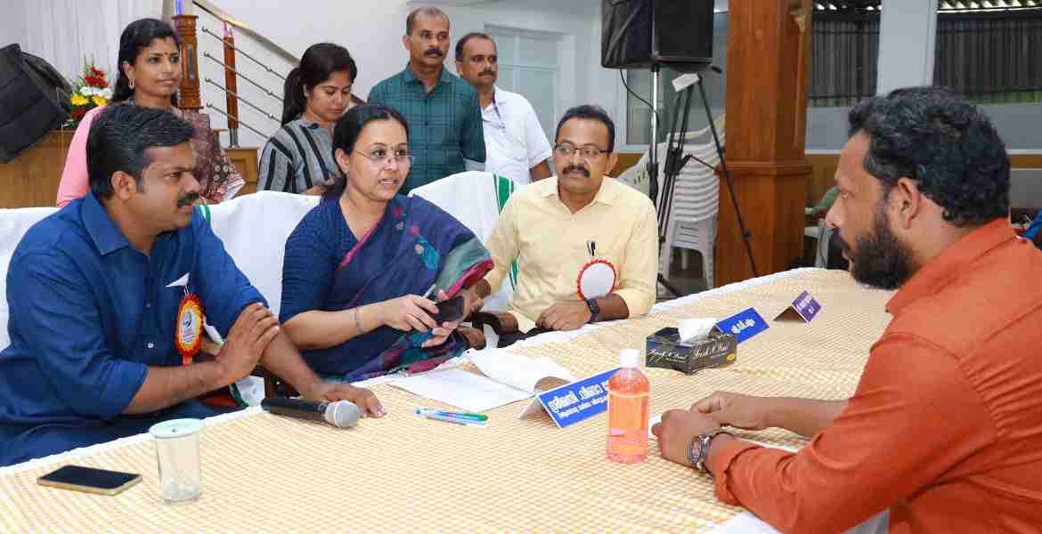 കരുതലും കൈത്താങ്ങും കോന്നി താലൂക്ക്തല അദാലത്തില്‍ ആരോഗ്യമന്ത്രി വീണാ ജോര്‍ജ് ഗുരുനാഥന്‍മണ്ണ് വയ്യാറ്റുപുഴ റോഡിലെ ഇടക്കാട് ഭാഗം സഞ്ചാരയോഗ്യമാക്കണമെന്ന വര്‍ഗീസ് കോശിയുടെ പരാതി കേള്‍ക്കുന്നു