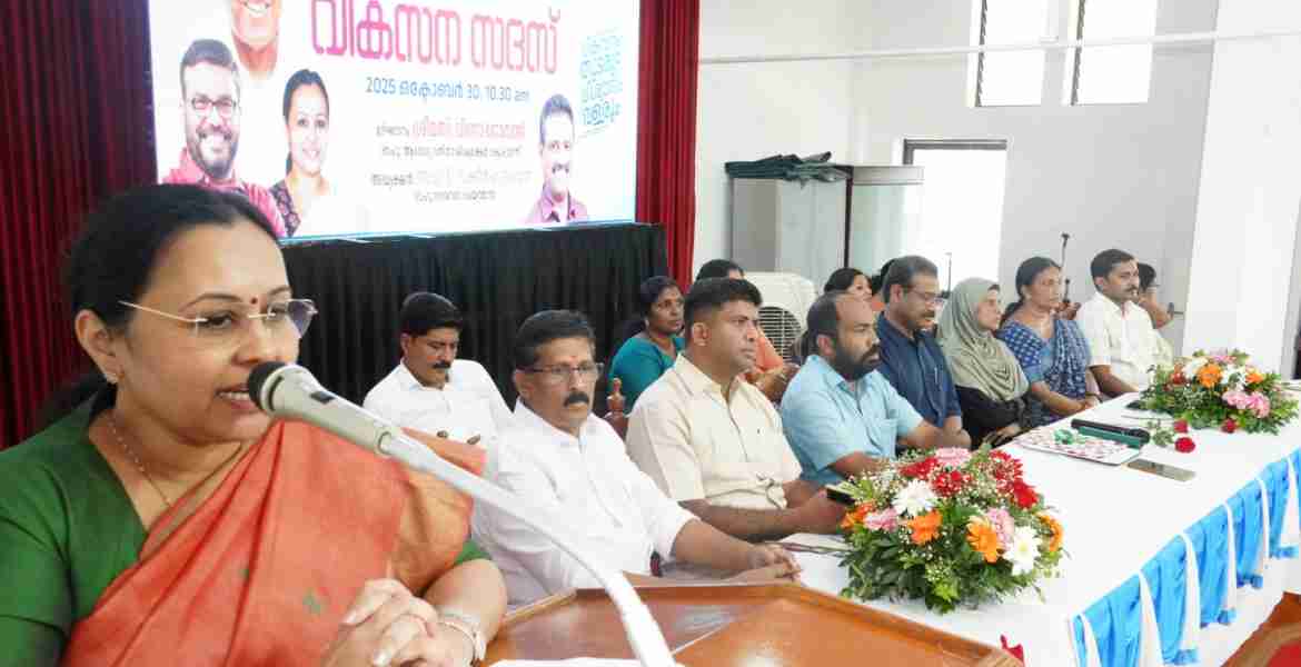 പത്തനംതിട്ട നഗരസഭ വികസന സദസിന്റെ ഉദ്ഘാടനം അബാന്‍ ഓഡിറ്റോറിയത്തില്‍ മന്ത്രി വീണാ ജോര്‍ജ് നിര്‍വഹിക്കുന്നു