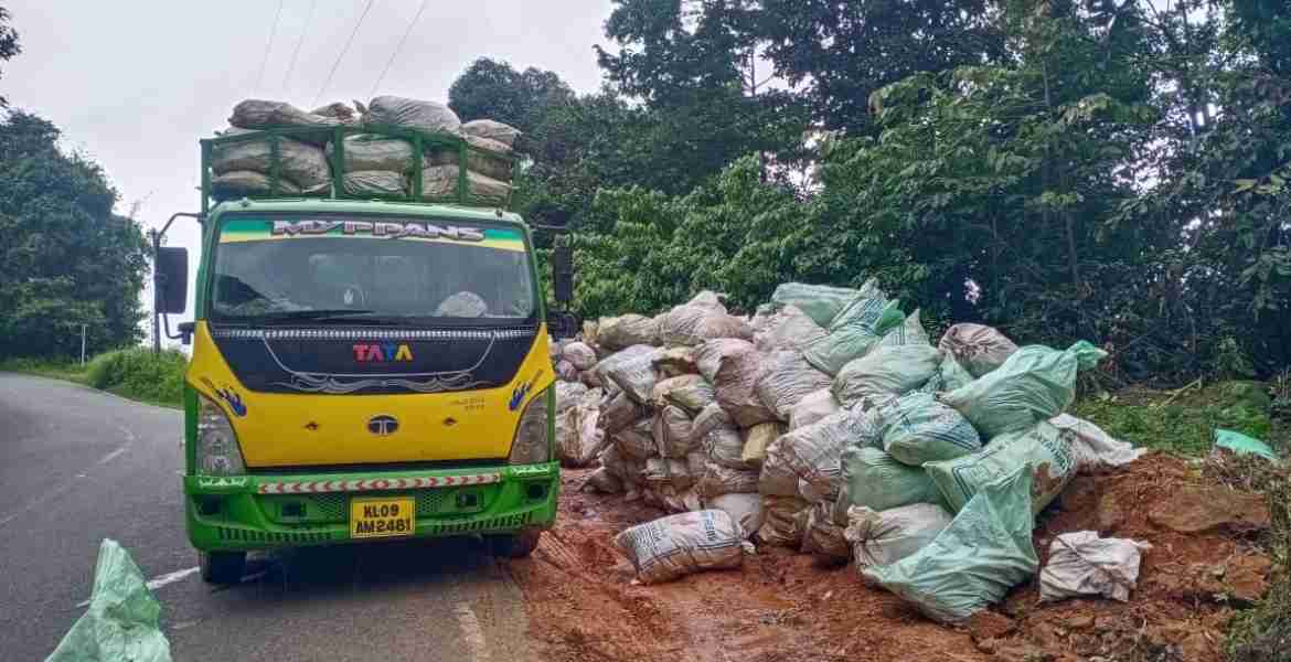 ഏലപ്പീടികയിലെ വെള്ളച്ചാട്ട പരിസരത്ത് നിന്നു നീക്കം ചെയ്ത മാലിന്യം ക്ലീൻ കേരള കമ്പനിക്ക് കൈമാറുന്നു