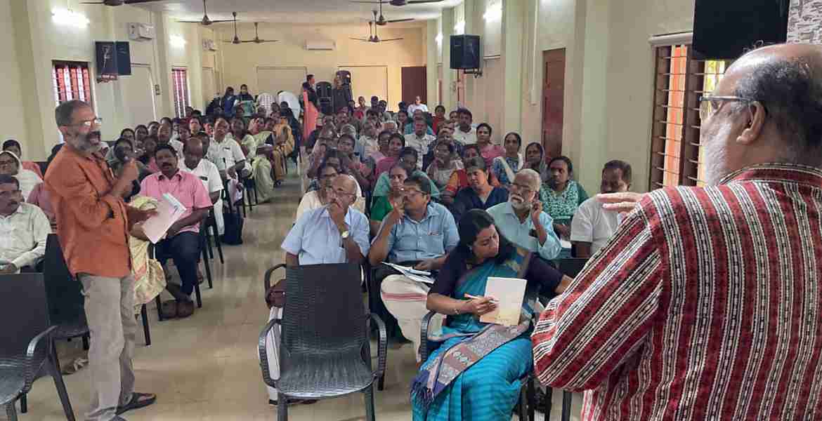 വിജ്ഞാനകേരളം ജനകീയ ക്യാംപയിൻ റിസോഴ്‌സ് പേഴ്‌സൺമാർക്കുള്ള പരിശീലനം തെള്ളകം ചൈതന്യ പാസ്റ്റർ സെന്ററിൽ ജില്ലാ പഞ്ചായത്ത് പ്രസിഡന്റ് ഹേമലത പ്രേം സാഗർ ഉദ്ഘാടനം ചെയ്യുന്നു.