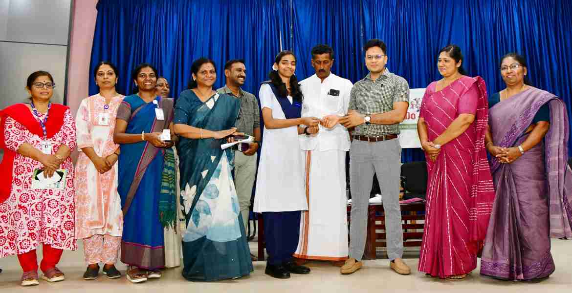 വടവാതൂർ പി.എം.ശ്രീ ജവഹർ നവോദയ വിദ്യാലയത്തിൽ നടന്ന ദേശീയ വിരവിമുക്ത ദിനാചരണത്തിന്റെ ജില്ലാതല ഉദ്ഘാടനച്ചടങ്ങിൽ ജില്ലാ കളക്ടർ ചേതൻ കുമാർ മീണ സ്‌കൂൾ ക്യാപ്റ്റൻ ആൻ മരിയ ഫെലിക്സിന് ആൽബൻഡസോൾ ഗുളിക നൽകുന്നു.