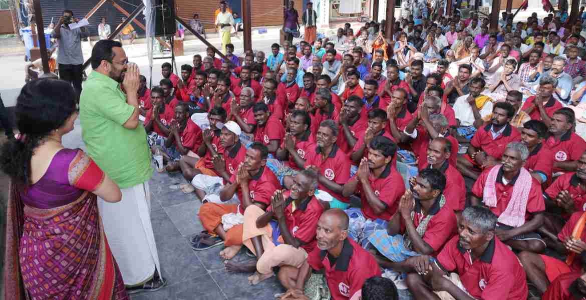 ശബരിമല സാനിറ്റേഷന്‍ സൊസൈറ്റിയുടെ പ്രവര്‍ത്തന ഉദ്ഘാടനം പമ്പയില്‍ നിര്‍വഹിച്ച ശേഷം വിശുദ്ധി സേനാംഗങ്ങള്‍ക്കൊപ്പം റവന്യു മന്ത്രി കെ. രാജന്‍. ജില്ലാ കളക്ടര്‍ ഡോ. ദിവ്യ എസ് അയ്യര്‍, സംസ്ഥാന ദുരന്തനിവാരണ അതോറിറ്റി മെമ്പര്‍ സെക്രട്ടറി ഡോ. ശേഖര്‍ ലൂക്കോസ് കുര്യാക്കോസ്, ദുരന്തനിവാരണ വിഭാഗം ഡെപ്യുട്ടി കളക്ടര്‍ ടി.ജി. ഗോപകുമാര്‍ തുടങ്ങിയവര്‍ സമീപം