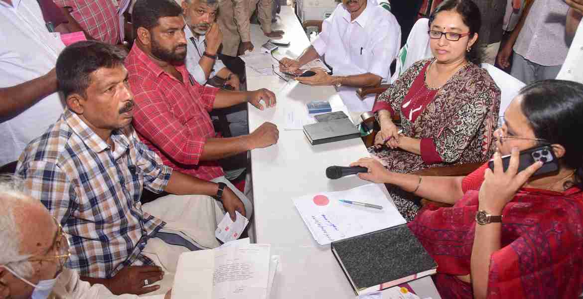 സംസ്ഥാന മന്ത്രിസഭയുടെ രണ്ടാം വാര്‍ഷികത്തോടനുബന്ധിച്ച് നടത്തുന്ന കരുതലും കൈത്താങ്ങും കോഴഞ്ചേരി താലൂക്ക്തല പരാതി പരിഹാര അദാലത്തില്‍ പത്തനംതിട്ട കെഎസ്ആര്‍ടിസി ഡിപ്പോ വാണിജ്യ സമുച്ചയത്തില്‍ കടമുറികള്‍ ലേലത്തില്‍ പിടിച്ച വ്യാപാരികളുടെ പരാതി ആരോഗ്യ വകുപ്പ് മന്ത്രി വീണാ ജോര്‍ജ് കേള്‍ക്കുന്നു.