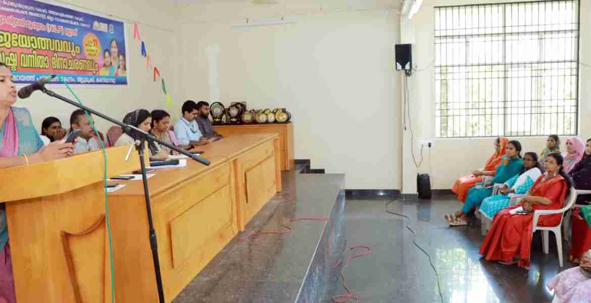 സാക്ഷരതാമിഷൻ്റെ ആഭിമുഖ്യത്തിൽ കണിയാമ്പറ്റ മില്ലുമുക്ക് ജില്ലാ പഞ്ചായത്ത് പരിശീലന കേന്ദ്രത്തിൽ നടന്ന വിജയോത്സവവും വനിതാ ദിനാഘോഷവും  ജില്ലാ പഞ്ചായത്ത് പ്രസിഡൻ്റ് ചന്ദ്രിക കൃഷ്ണൻ ഉദ്ഘാടനം ചെയ്യുന്നു