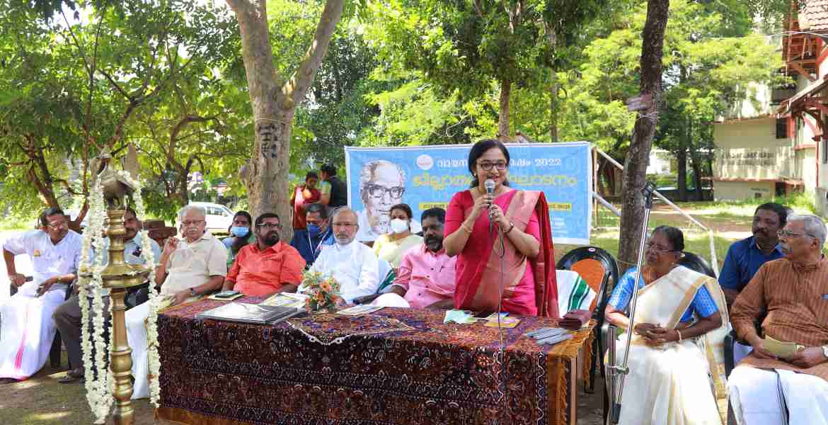 വായനാദിനാഘോഷത്തിന്റെ ജില്ലാതല ഉദ്ഘാടന ചടങ്ങില്‍ അടൂര്‍ ഗവ.ബോയ്‌സ് ഹയര്‍സെക്കന്‍ഡറി സ്‌കൂളിലെ വിദ്യാര്‍ഥികളുമായി ജില്ലാ കളക്ടര്‍ ഡോ. ദിവ്യ എസ് അയ്യര്‍ സംവദിക്കുന്നു
