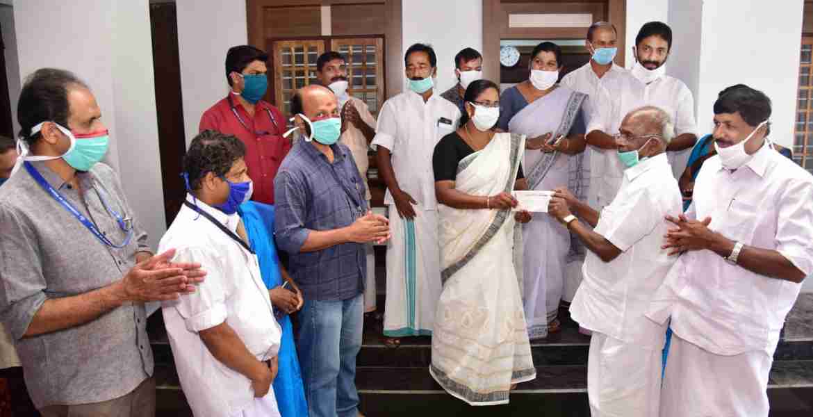 മുഖ്യമന്ത്രിയുടെ ദുരിതാശ്വാസ നിധിയിലേക്ക് അഞ്ചു ലക്ഷം രൂപയുടെ ചെക്ക് വാഴത്തോപ്പ് ഗ്രാമപഞ്ചായത്ത്.  പ്രസിഡണ്ട് സെലിന്‍ വി.എം വൈദ്യുതി വകുപ്പ് മന്ത്രി എം.എം മണിക്ക് കൈമാറുന്നു.