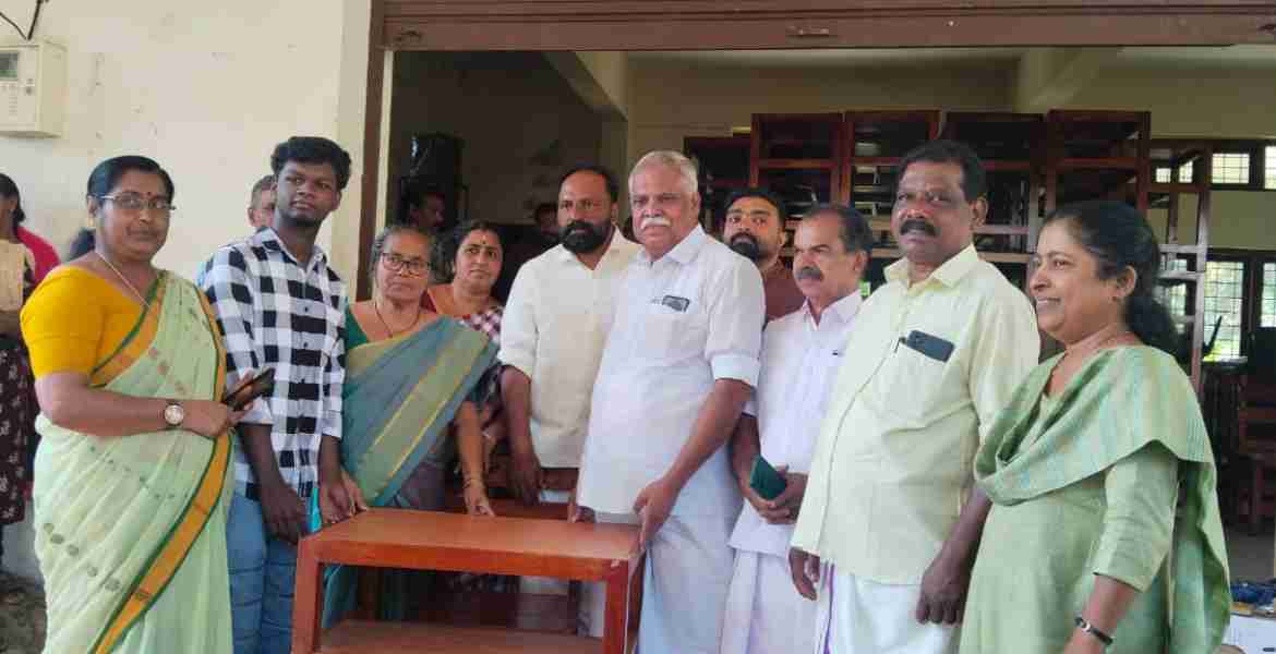 വെച്ചൂച്ചിറ ഗ്രാമപഞ്ചായത്തിലെ പട്ടികജാതി പട്ടികവര്‍ഗ കുട്ടികള്‍ക്ക്  പഠനമേശയും കസേരയും നല്‍കുന്നതിന്റെ വിതരണോദ്ഘാടനം പഞ്ചായത്ത് പ്രസിഡന്റ് റ്റി കെ ജയിംസ് നിര്‍വഹിക്കുന്നു