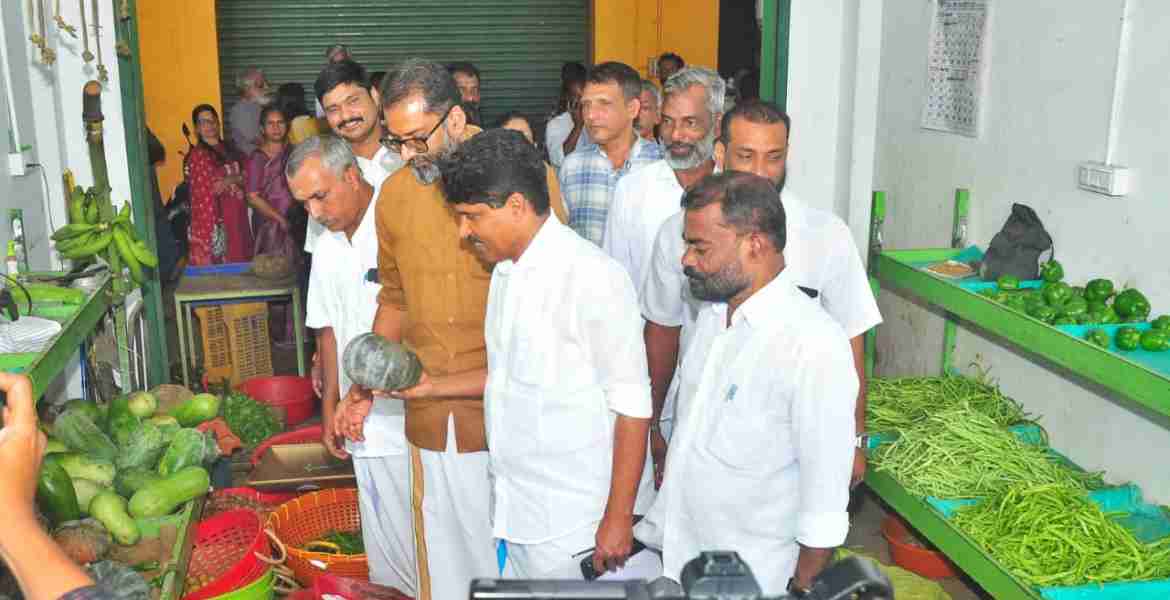 വേങ്ങേരിയിലെ കാര്‍ഷിക വിപണന കേന്ദ്രം മന്ത്രി ടി സിദ്ദീഖ് സന്ദര്‍ശിക്കുന്നു