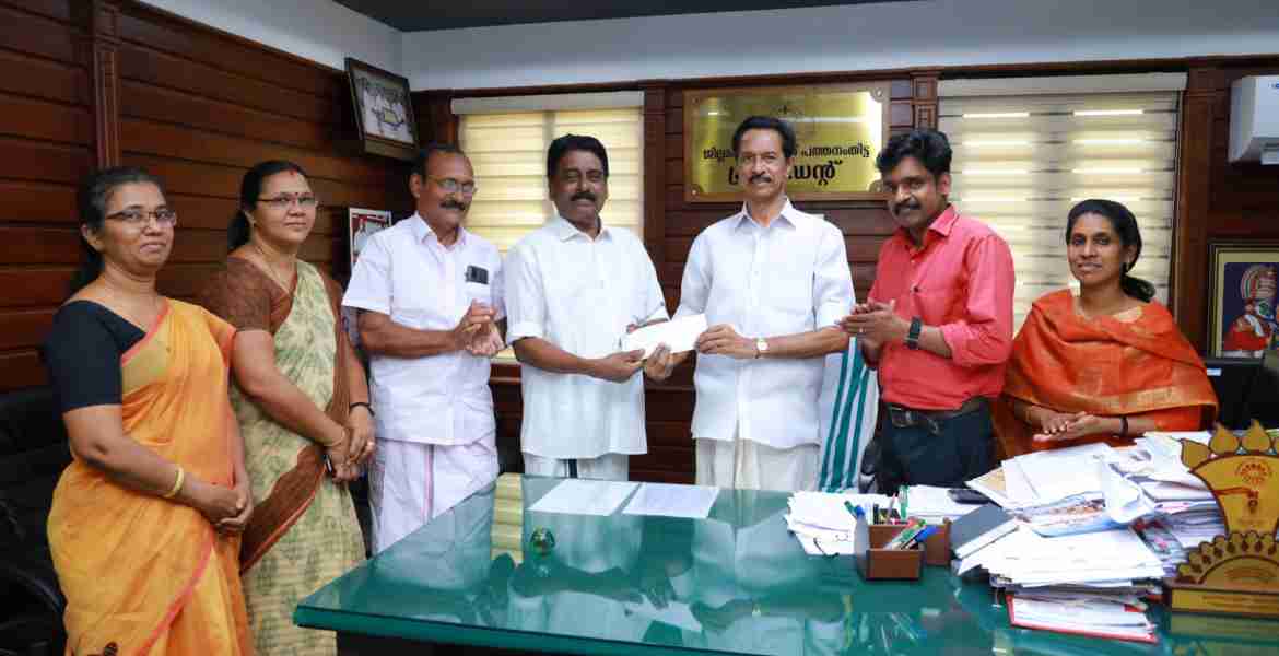 ഫോട്ടോ അടിക്കുറിപ്പ്- വാട്ടര്‍- ചെന്നീര്‍ക്കര പഞ്ചായത്തിലെ ഉമ്മിണിക്കാവില്‍ ജലശുദ്ധീകരണ ശാല സ്ഥാപിക്കാന്‍ ഭൂമി വിലയ്ക്ക് വാങ്ങുന്നതിന് ജില്ലാ പഞ്ചായത്ത് അനുവദിച്ച 10 ലക്ഷം രൂപയുടെ ചെക്ക് ജില്ലാ പഞ്ചായത്ത് പ്രസിഡന്റ് അഡ്വ. ഓമല്ലൂര്‍ ശങ്കരന്‍ ഗ്രാമപഞ്ചായത്ത് പ്രസിഡന്റ് ജോര്‍ജ് തോമസിന് കൈമാറുന്നു.