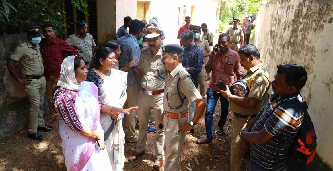 പത്തനംതിട്ട ഇലന്തൂരില്‍ നരബലി നടന്ന സ്ഥലം വനിതാ കമ്മീഷന്‍ ചെയര്‍പേഴ്സണ്‍ അഡ്വ. പി. സതിദേവി, വനിതാ കമ്മീഷന്‍ അംഗം ഷാഹിദ കമാല്‍ എന്നിവര്‍ സന്ദര്‍ശിക്കുന്നു