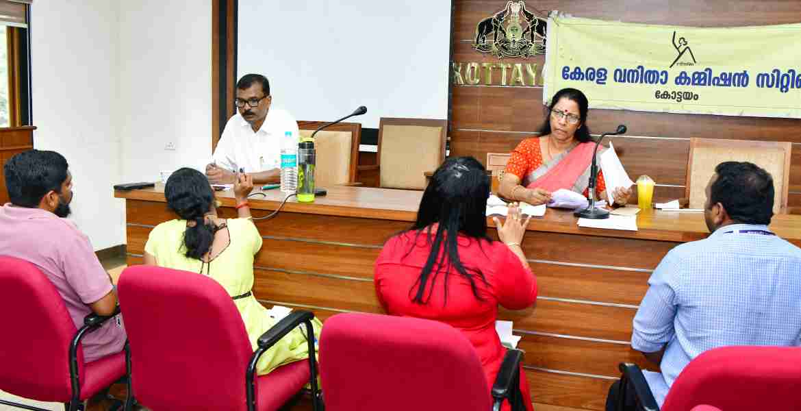 വനിതാ കമ്മിഷന്‍ അംഗം അഡ്വ. ഇന്ദിര രവീന്ദ്രന്റെ നേതൃത്വത്തില്‍ കളക്ടറേറ്റിലെ വിപഞ്ചിക ഹാളില്‍ നടന്ന അദാലത്ത്.