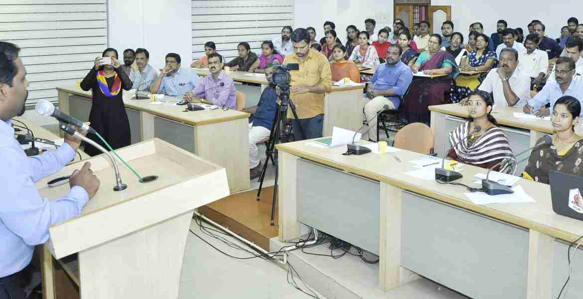  കാസര്‍കോട് വികസനപാക്കേജിന് വേണ്ടി ഡിപിആര്‍ തയ്യാറാക്കുന്നതുമായി ബന്ധപ്പെട്ട് കളക്ടറേറ്റ് കോണ്‍ഫറന്‍സ് ഹാളില്‍ സംഘടിപ്പിച്ച ശില്പശാല ജില്ലാ കളക്ടര്‍ ഡോ.ഡി.സജിത് ബാബു ഉദ്ഘാടനം ചെയ്യുന്നു.