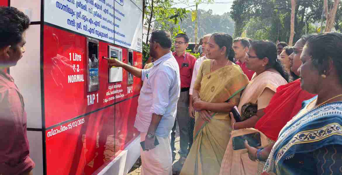 പെരുന്നാട് മഠത്തുമൂഴി ശബരിമല ഇടത്താവളത്തില്‍ സ്ഥാപിച്ച വാട്ടര്‍ എടിഎം ഉദ്ഘാടനം ഗ്രാമ പഞ്ചായത്ത് പ്രസിഡന്റ്  പി എസ് മോഹനന്‍ നിര്‍വഹിക്കുന്നു