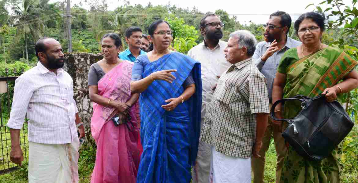 വയനാട് മെഡിക്കല്‍ കോളേജിനായി ചേലോട് എസ്റ്റേറ്റില്‍ കണ്ടെത്തിയ അമ്പത് ഏക്കര്‍ ഭൂമി ആരോഗ്യ വകുപ്പ് മന്ത്രി കെ.കെ ശൈലജ സന്ദര്‍ശിക്കുന്നു.