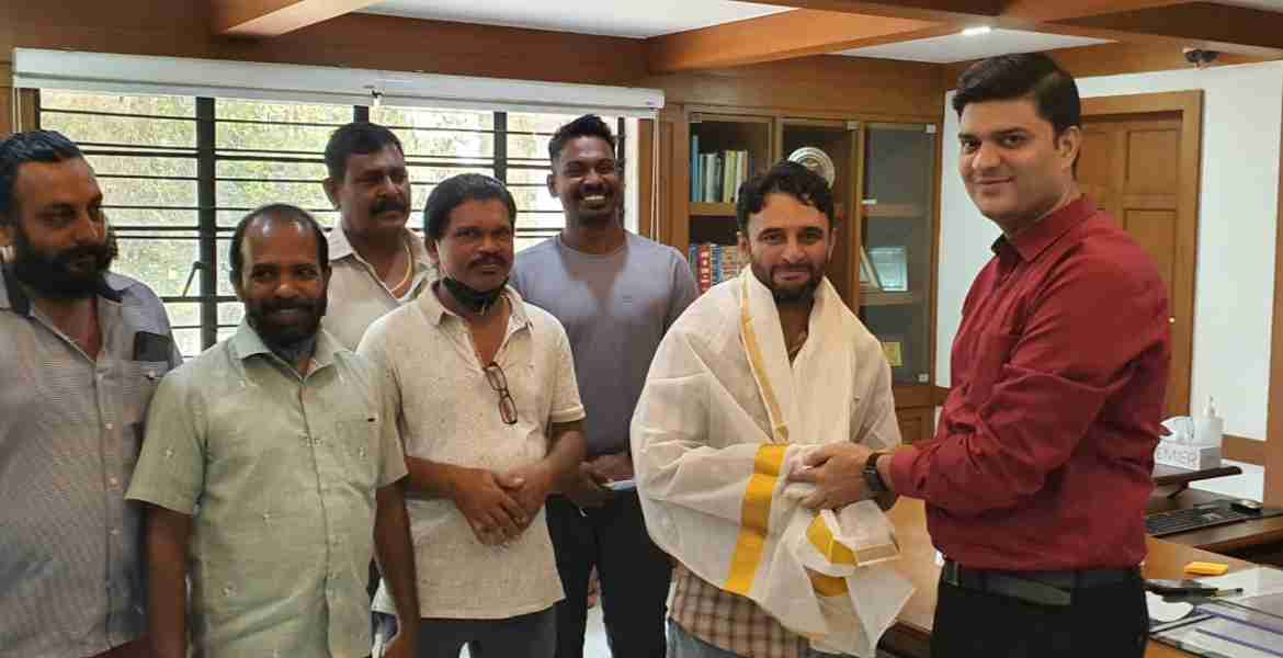 നിലയില്ലാ കിണറ്റിൽ വീണ കുട്ടിയെ സാഹസികമായി രക്ഷിച്ച തിരൂർ സ്വദേശി അഷറഫിനെ ജില്ലാ കളക്ടർ ജാഫർ മാലിക്ക് പൊന്നാട അണിയിച്ച് ആദരിച്ചപ്പോൾ.