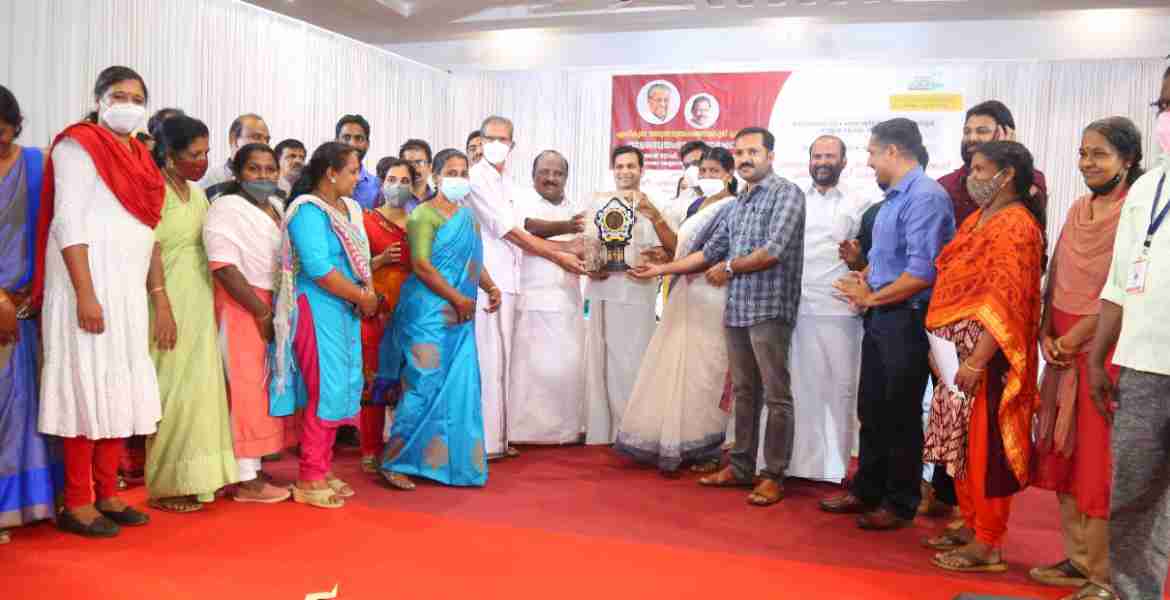 	എറണാകുളം ജില്ലയിലെ മികച്ച ഗ്രാമ പഞ്ചായത്തിനുള്ള സ്വരാജ് ട്രോഫി കുന്നുകര ഗ്രാമപഞ്ചായത്ത് പ്രസിഡന്റ് സൈന ബാബുവും വൈസ് പ്രസിഡന്റ് എം.എ അബ്ദുള്‍ ജബ്ബാറും, പഞ്ചായത്ത് സെക്രട്ടറി അഫ്സല്‍ രാജും മറ്റ് മെമ്പര്‍മാരും ചേര്‍ന്ന് ഹൈബി ഈഡന്‍ എം.പി, ടി.ജെ വിനോദ് എംഎല്‍എ എന്നിവരില്‍ നിന്ന് ഏറ്റുവാങ്ങുന്നു