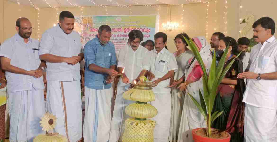 പോത്താനിക്കാട് , പൈങ്ങോട്ടൂർ പഞ്ചായത്തുകളിലെ കേരഗ്രാമം പദ്ധതിയുടെ ഉദ്ഘാടനം കൃഷി വകുപ്പ് മന്ത്രി പി.പ്രസാദ് നിർവഹിക്കുന്നു. എം.എൽ.എമാരായ മാത്യു കുഴൽനാടൻ, ആന്റണി ജോൺ, ജില്ലാ പഞ്ചായത്ത് പ്രസിഡന്റ് ഉല്ലാസ് തോമസ്, മറ്റ് ജനപ്രതിനിധികൾ, ഉദ്യോഗസ്ഥർ എന്നിവർ സമീപം