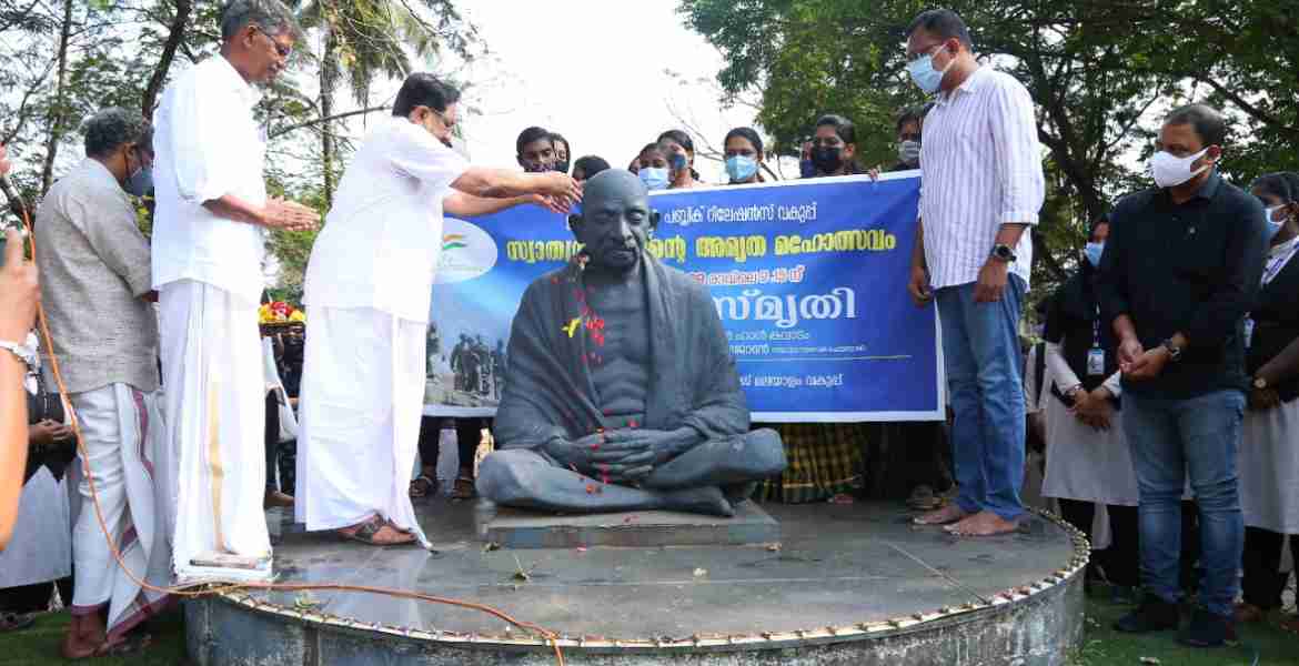 സ്വാതന്ത്ര്യത്തിന്റെ അമൃത മഹോത്സവത്തിന്റെ ഭാഗമായി ആലുവ ടൗണ്‍ഹാള്‍ കവാടത്തിലെ ഗാന്ധി പ്രതിമയില്‍  നഗരസഭ ചെയര്‍മാന്‍ എം.ഒ ജോണ്‍ പുഷ്പാര്‍ച്ചന നടത്തുന്നു