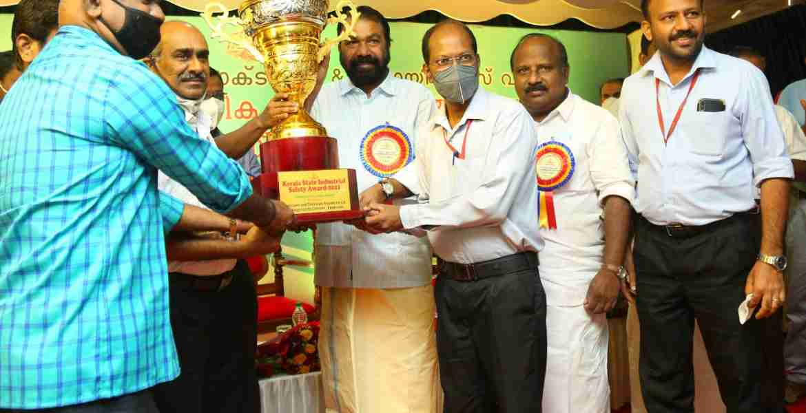 എറണാകുളം ടിഡിഎം ഹാളില്‍ ഫാക്ടറീസ് ആന്‍ഡ് ബോയിലേഴ്സ് വകുപ്പിന്റെ നേതൃത്വത്തില്‍ സംഘടിപ്പിച്ച 2021 വര്‍ഷത്തെ സംസ്ഥാന വ്യാവസായിക സുരക്ഷിതത്വ അവാര്‍ഡ്, ഫാക്ടറി ഗ്രേഡിങ് സര്‍ട്ടിഫിക്കറ്റ് എന്നിവയുടെ വിതരണം മന്ത്രി വി.ശിവന്‍കുട്ടി നിര്‍വഹിക്കുന്നു.